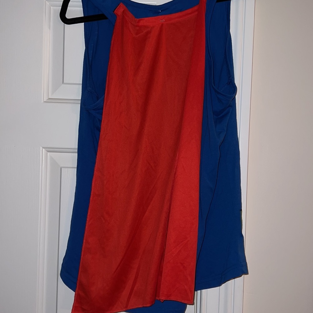 Women’s Superman shirt with cape - Picture 3 of 4